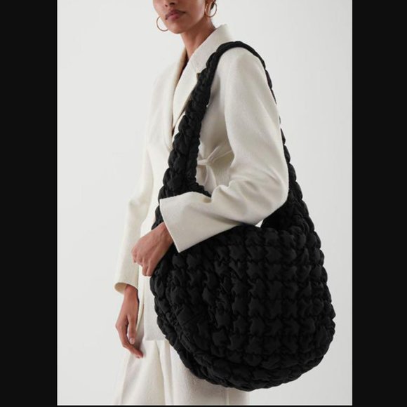 COS QUILTED OVERSIZED SHOULDER BAG BLACKPINK JENNIE - Picture 3 of 11